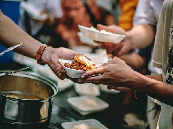 The help of volunteers helps to donate free food to the starving people